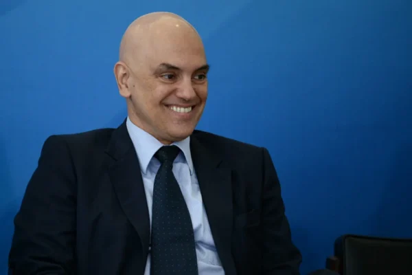 Vídeo mostra Alexandre de Moraes desembarcando de jatinho ligado a Vorcaro; escritório confirma voos